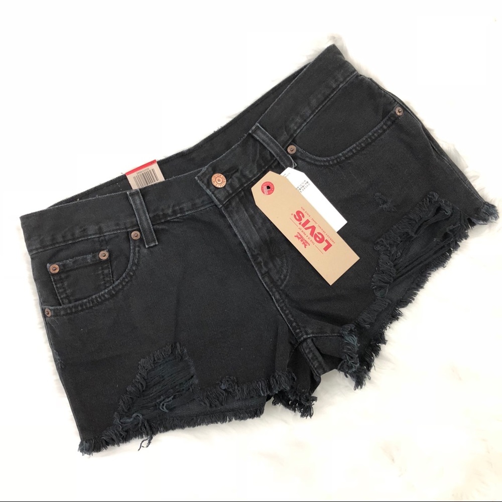 BNWT Levi’s ripped ‘Shortie Short’